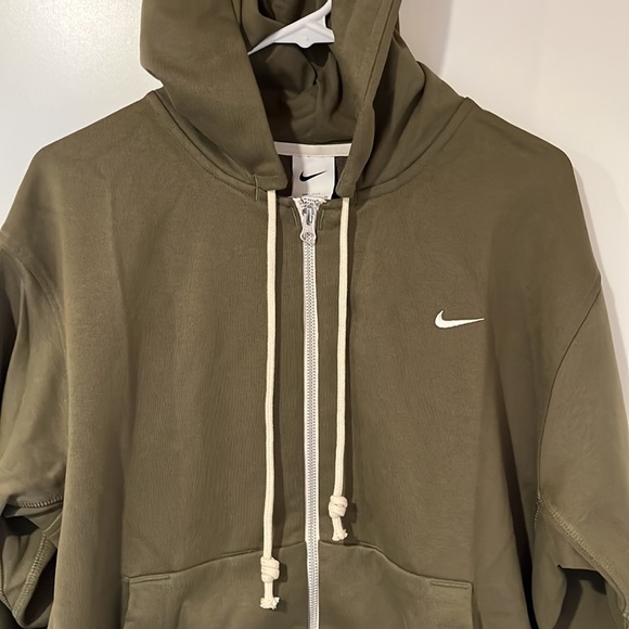 Nike Standard Issue Hoodie - Picture 2 of 8